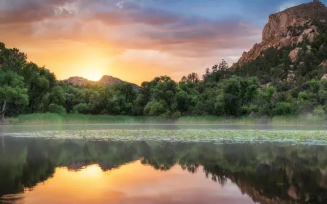 Granite outcrops and lakes in the Prescott area, Arizona